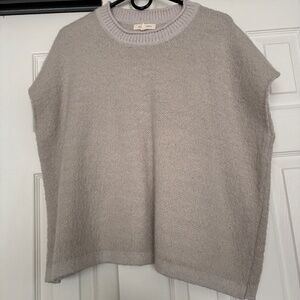 Sleeveless thick sweater